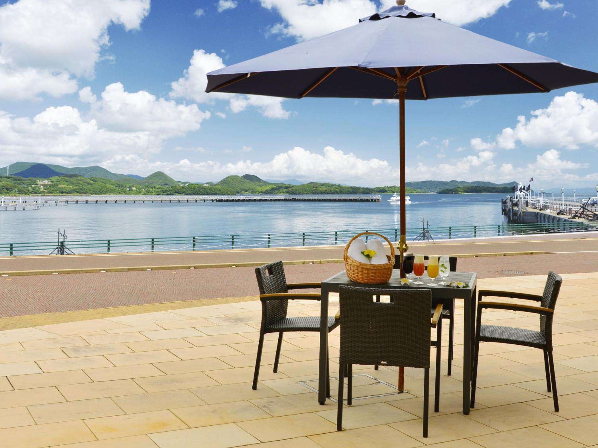 Watermark Hotel Nagasaki Huis Ten Bosch Sasebo Exterior foto Patio furniture