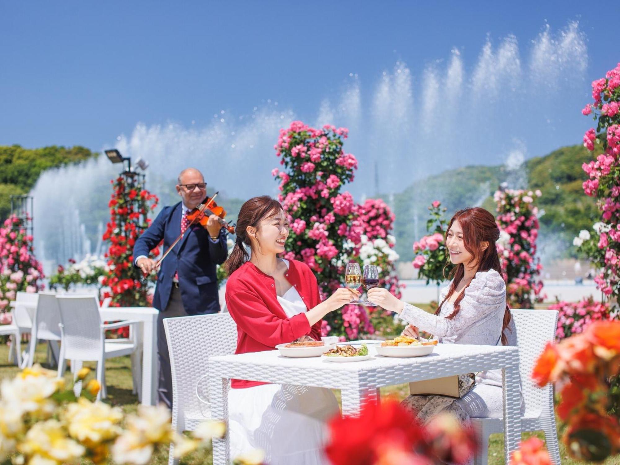 Watermark Hotel Nagasaki Huis Ten Bosch Sasebo Exterior foto The Rose Festival